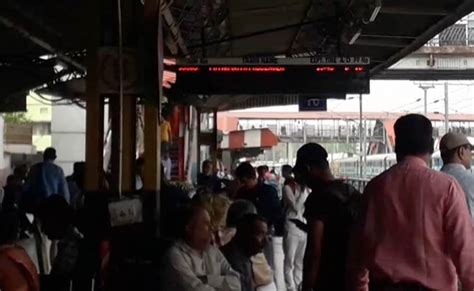 patna railway station viral video|Fact Check: Did a woman die trying to board moving train in。